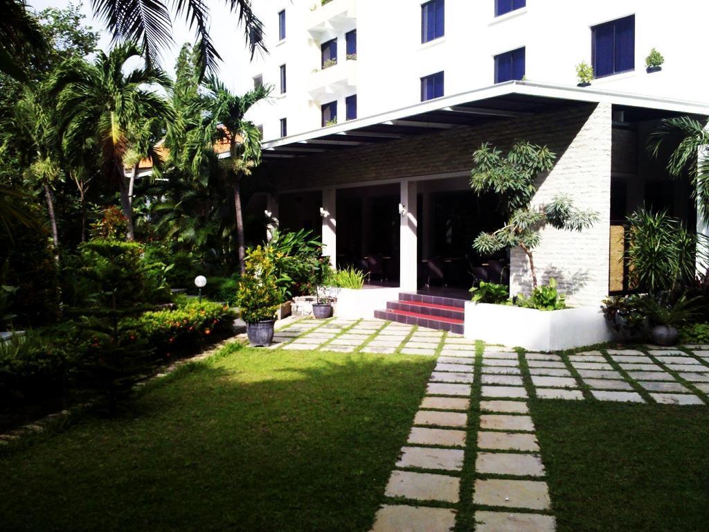 Hotel Santika Cirebon Exterior photo