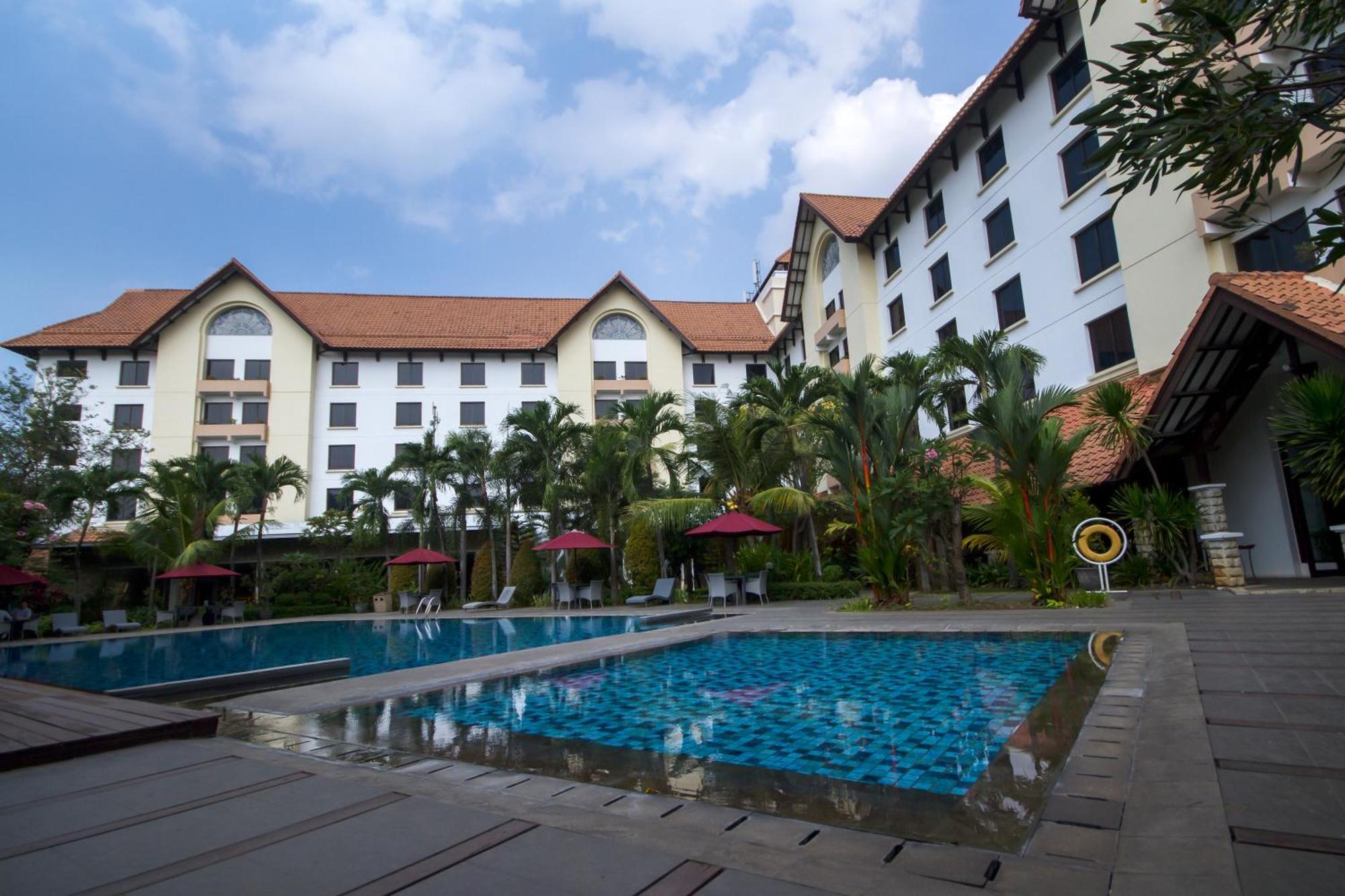 Hotel Santika Cirebon Exterior photo